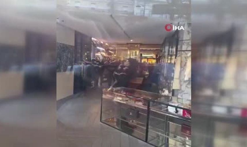 Lüks vitrinler kırıldı, sokaklar yağmalandı: Fransa’da mağazalar ağır zarar gördü