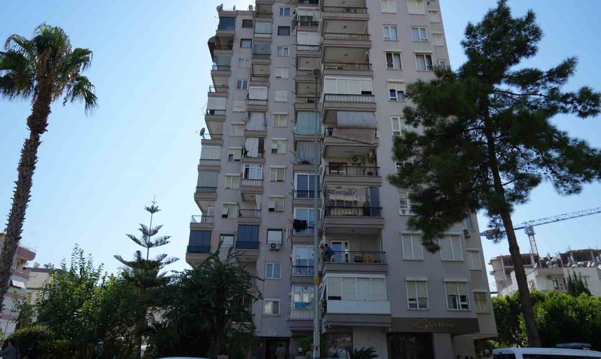 Antalya'da kapısı açılmayan evde anne ve kızı ölü bulundu
