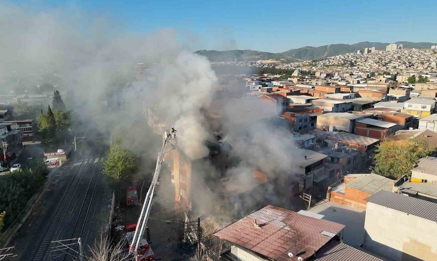 Buca’da mobilya atölyesindeki yangın itfaiyenin müdahalesiyle kontrol altına alındı