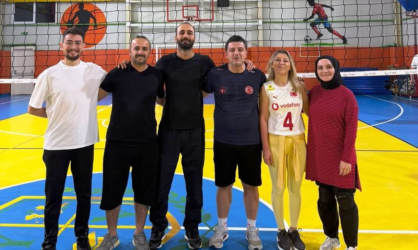 Öğretmenler sahada dayanışma için yarışıyor: Körfez'de 32 takım voleybolda