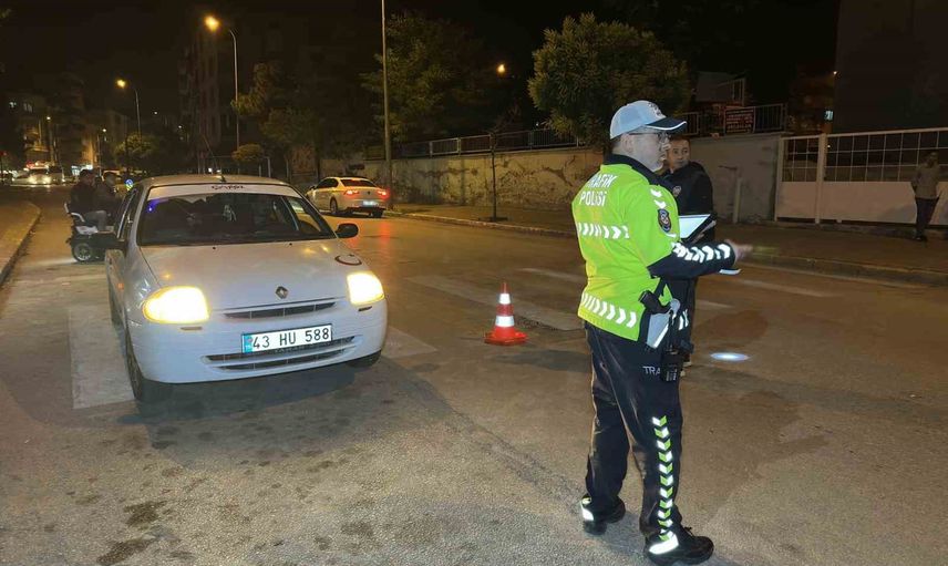 Uşak'ta huzur ve güven uygulaması: 8 hükümlü yakalandı, sentetik ecza ve ruhsatsız tüfek ele geçirildi