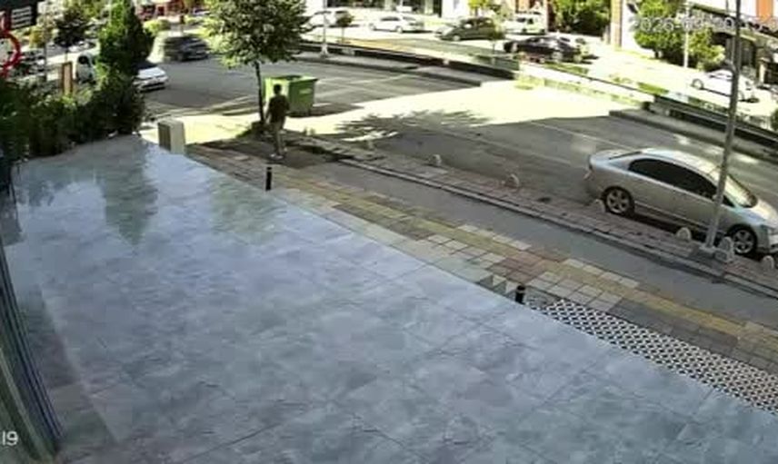 Minibüs refüje çarparak karşı şeride geçti, motokurye son anda kurtuldu