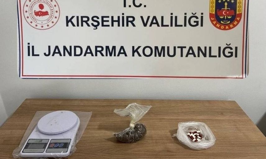 Kaman'da takiple düzenlenen operasyonda 12 hap ve 55 gram madde ele geçirildi