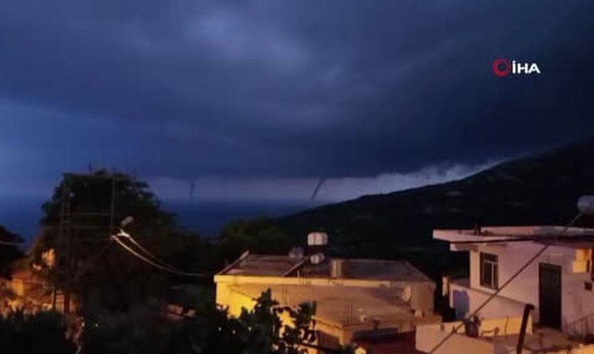 Denizde eş zamanlı hortumlar cep telefonuyla kaydedildi