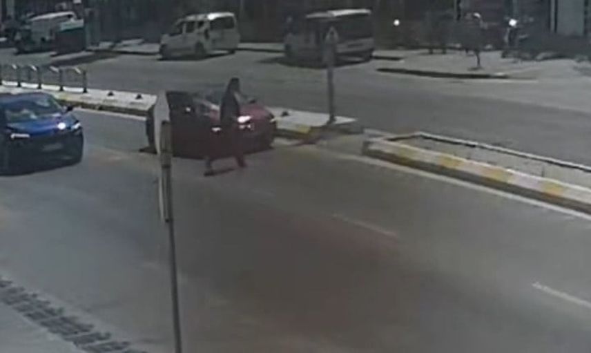 Edirne'de çarpma anı: vatandaşların müdahalesi kameralarda