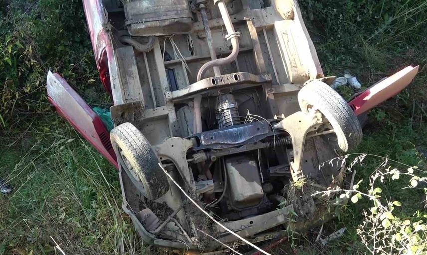 Amasya'da kontrolü kaybeden minibüs köprü yakınında dereye yuvarlandı