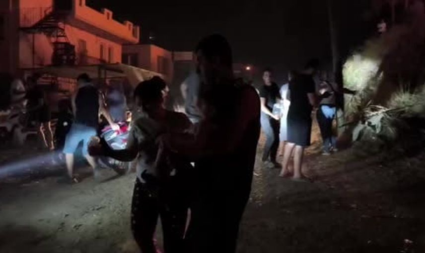 Fethiye'de yangına karşı kovalarla seferberlik
