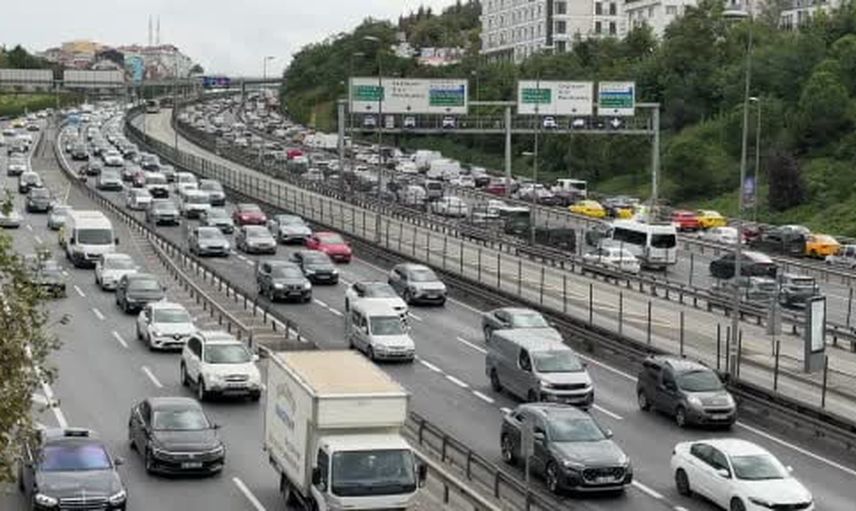 İstanbul sabahında araç kuyrukları: yoğunluk yüzde 71'e çıktı
