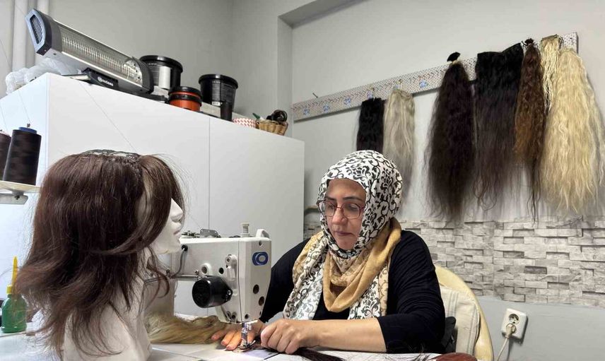 Küçük yaşta kaybettiklerini perukla yeniden veren Asiye Koçuk