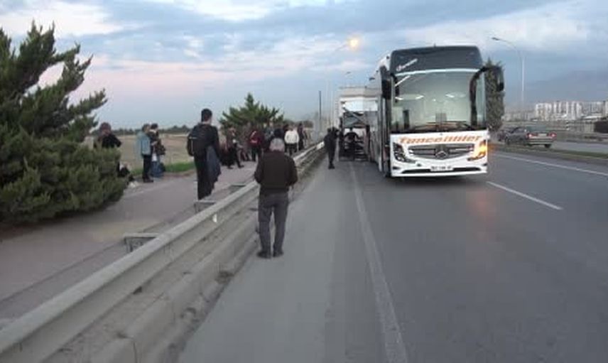 Malatya'da viyadükte otobüs ile kamyon çarpıştı, trafik bir saat kontrollü sağlandı