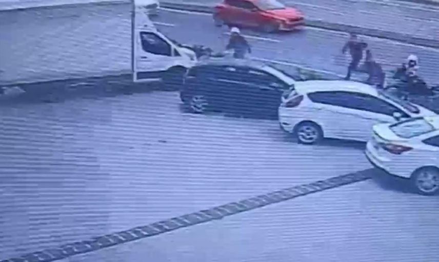 Küçükçekmece'de kovalamaca kameraya yansıdı: şüphelinin üzerinden uyuşturucu çıktı