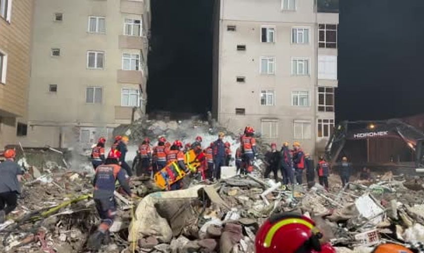Maltepe'de çöken binada sismik dinlemeyle hayat izi aranıyor