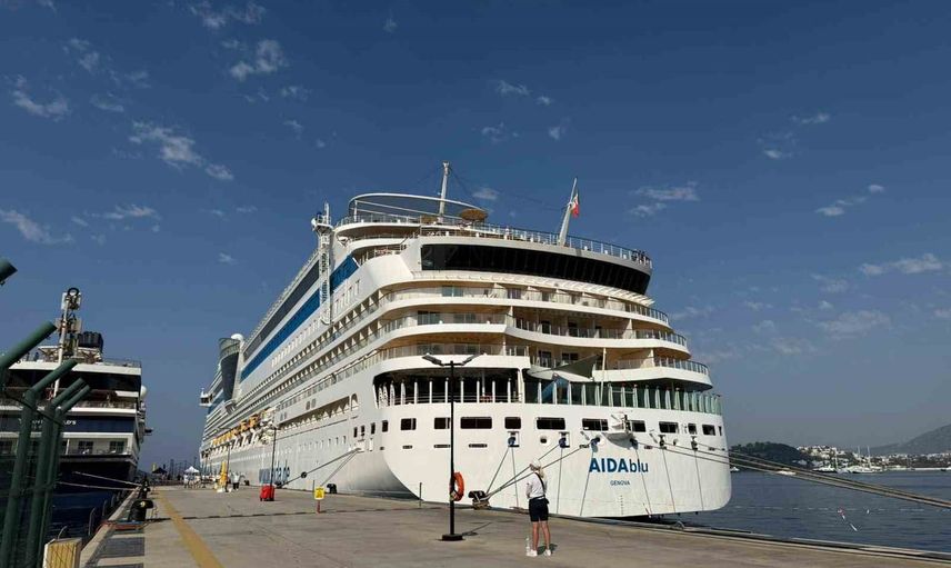 Bodrum'da iki dev kruvaziyer aynı gün demirledi