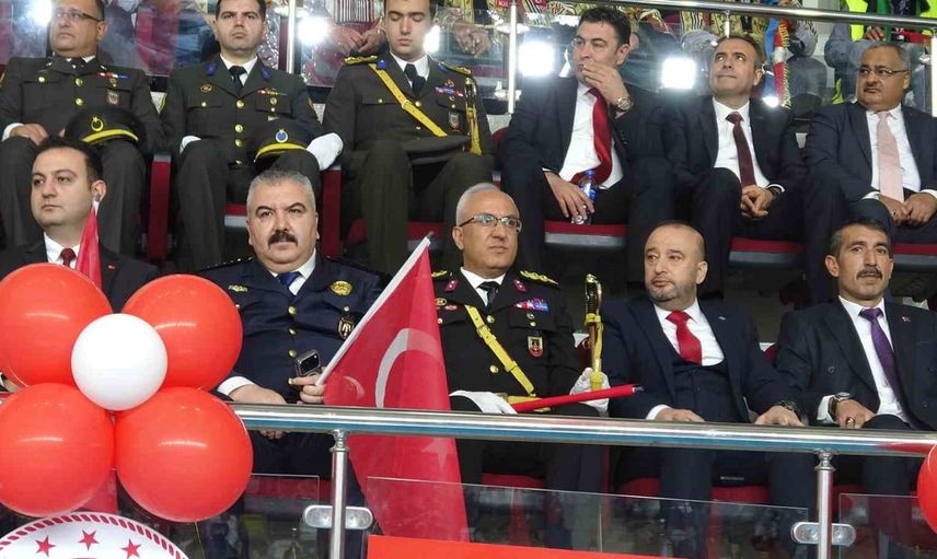 Kilis'te jandarmanın insan piramidinde dalgalanan Türk bayrağı