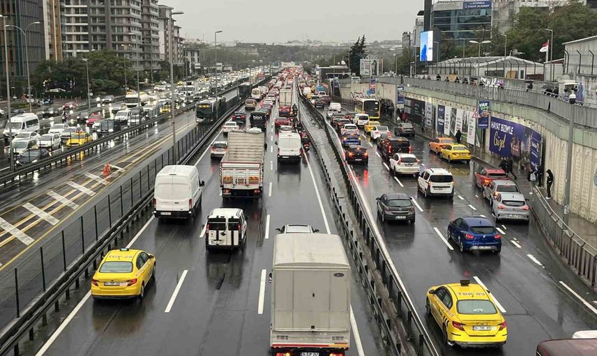 Akşam saatlerinde yağmur yolları tıkadı: İstanbul trafiği yüzde 85'e ulaştı