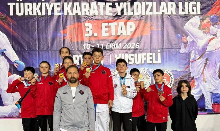 Erzincanlı karateciler Yusufeli'de 12 madalya ile döndü