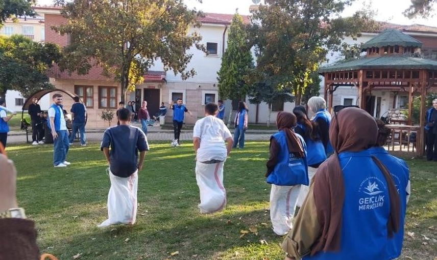 Genç gönüllüler çocuk evlerinde oyun ve paylaşım için buluştu