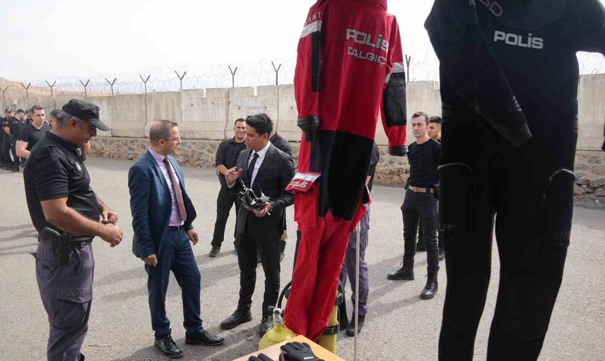 Cizre kaymakamı su altı kurtarma timinin sahadaki çalışmalarını değerlendirdi