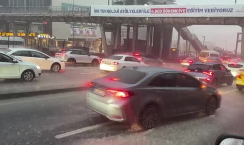 İstanbul'da aniden bastıran sağanak günlük hayatı sekteye uğrattı
