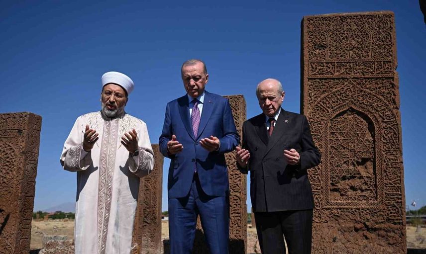 Köklerinden güç alan Türkiye insanlık değerlerinin sancaktarlığını sürdürüyor
