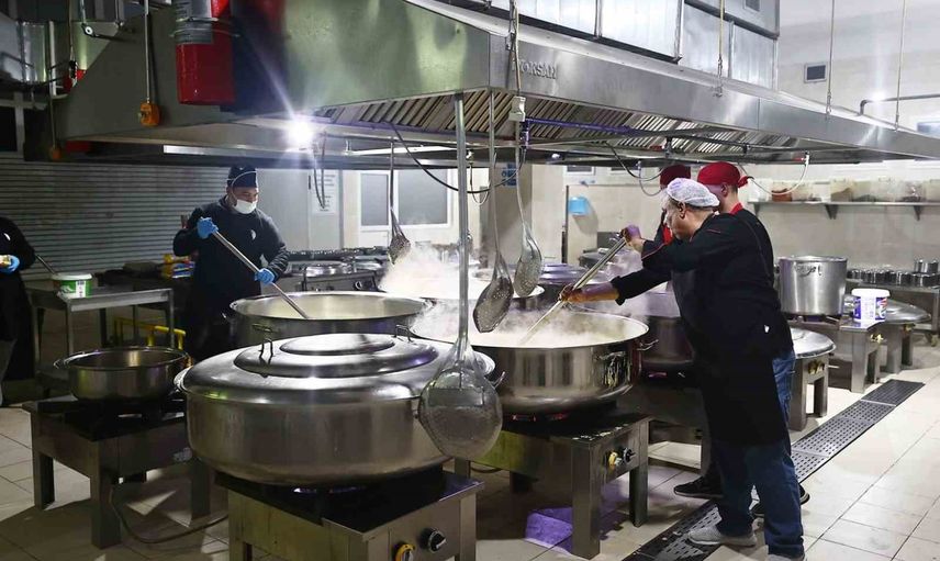 Denizli aşevi bin yıllık imarethane geleneğini modern dayanışmayla sürdürüyor