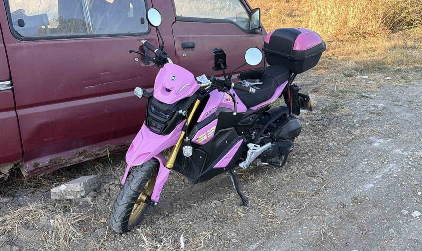 D-100 Paşaköy'de çarpışma: motosiklet sürücüsü ve yolcusu yaralandı