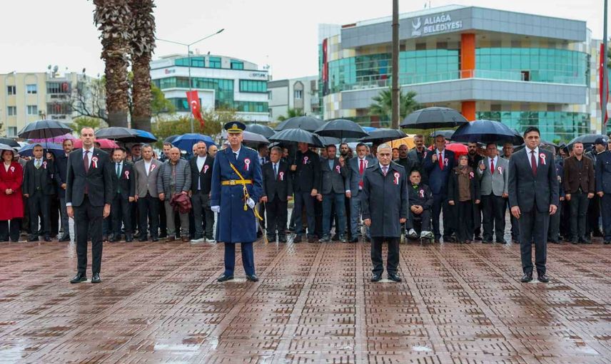 Aliağa'da 103. yıl coşkusu çelenk töreniyle başladı