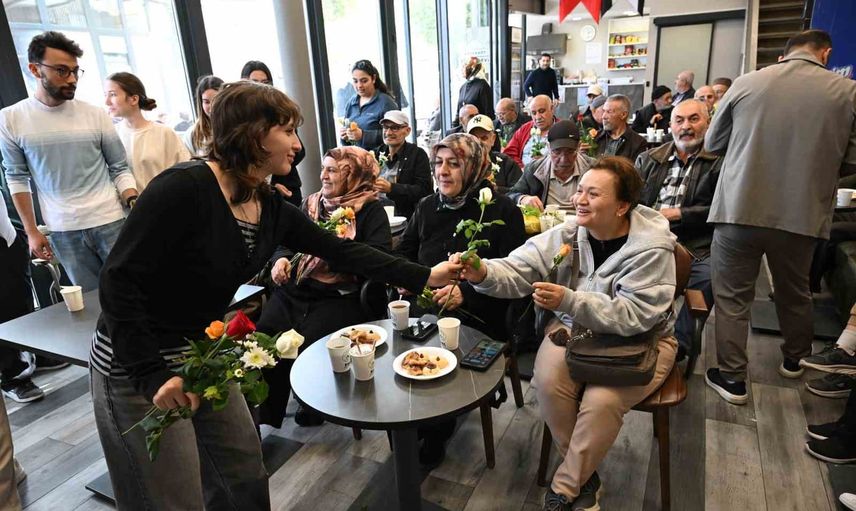 Gaziosmanpaşa'da kahve ve türkülerle yaşlılara özel etkinlik
