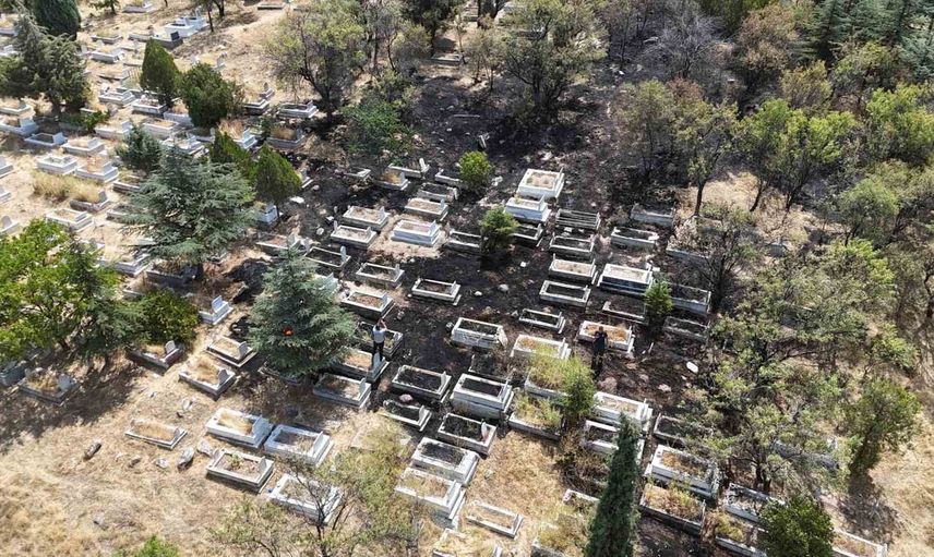 Mezarlıkta başlayan kuru ot yangını Odunpazarı'ndaki kabirlere zarar verdi
