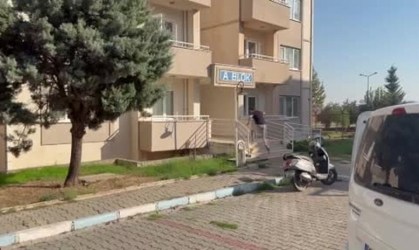 Polis kimliğini unutan adayı yurda götürüp KPSS'ye yetiştirdi