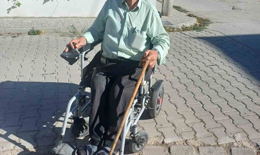 Kesilen ağacın yerine bırakılan boşluk engelli ulaşımını aksatıyor