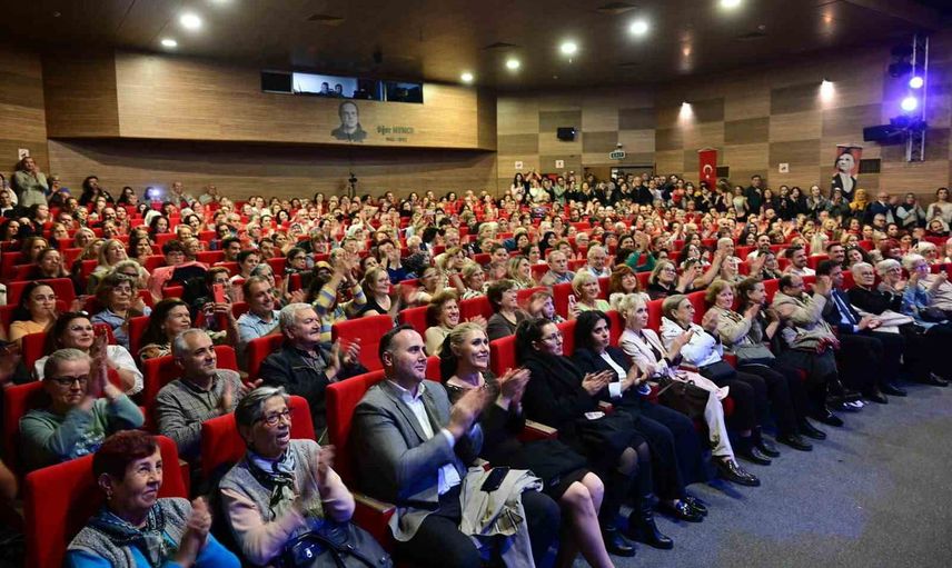 Manisa'da sanat güneşi Zeki Müren'in şarkıları yankılandı