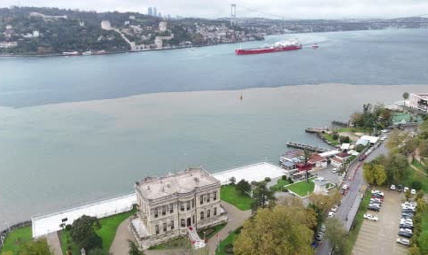 İstanbul Boğazı çamurla kaplandı, deniz iki renge büründü