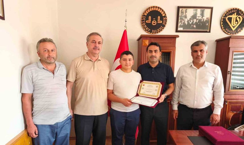 Nazilli’de hafızlık yolunu tamamlayan öğrencilere belge sevinci
