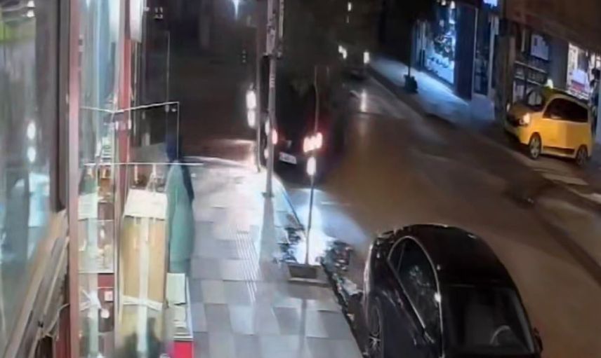 Kaza anı iş yeri kamerasında: Vali Fahri Bey Caddesi'nde iki araç arkadan çarpıştı