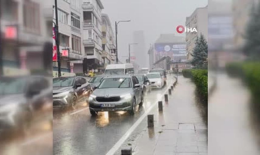 Zincirlikuyu alt geçidi suyla doldu, Beşiktaş'ta ulaşım aksadı