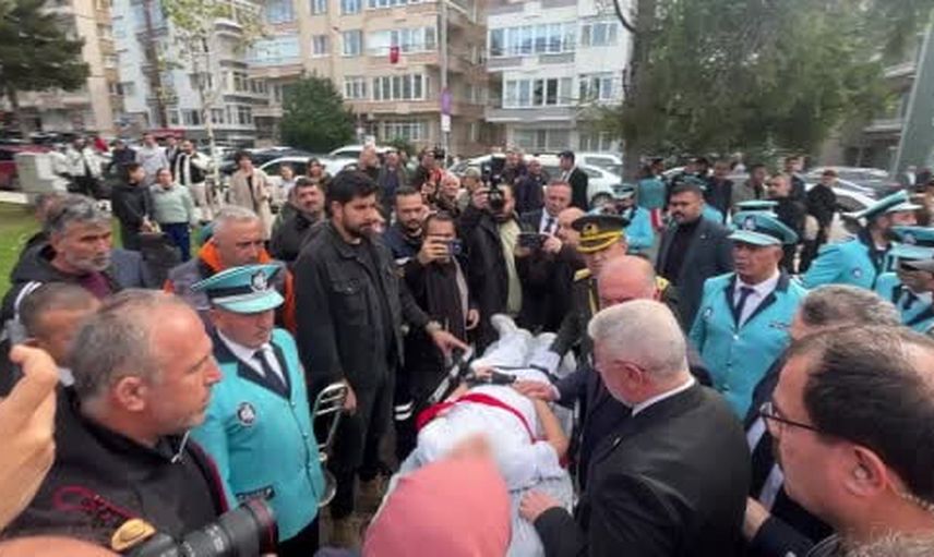 Çorum'da çelenk töreninde bayılan öğrenci merdivenden düşerek hastaneye kaldırıldı
