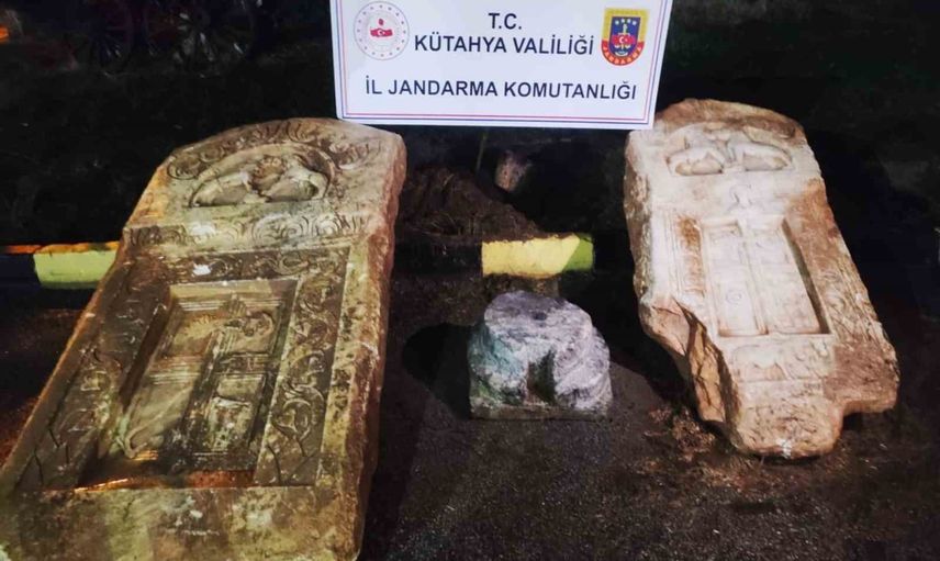 Anadolu mirası operasyonunda Kütahya'da yaklaşık 400 kilo Roma lahit kapağı ele geçirildi