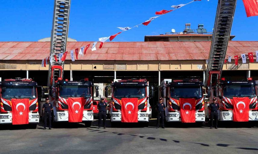 Antalya itfaiye filosu 24 araçla güçlendi, bazıları tescil beklemeden sahadaydı