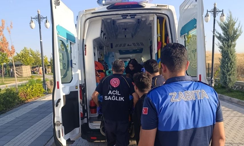 Zabıta ve doktor birlikte müdahale etti: parkta nöbet geçiren vatandaş hastaneye sevk edildi