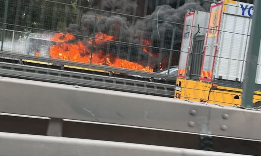 Bakırköy'de İETT otobüsü alev aldı, itfaiye sevk edildi
