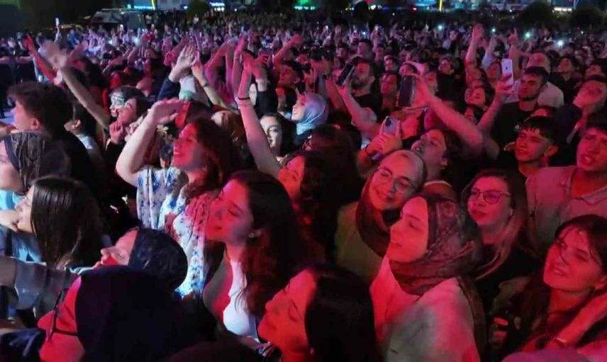 Serdar Ortaç sahnede alkol ve kumara veda etti