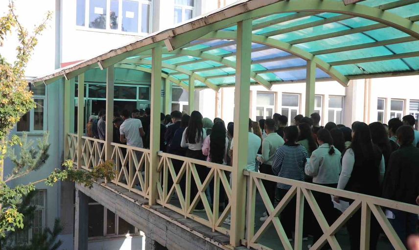 Sivas'ta KPSS oryantasyonunda küpe ve kimlik sorunları sınava girişleri etkiledi