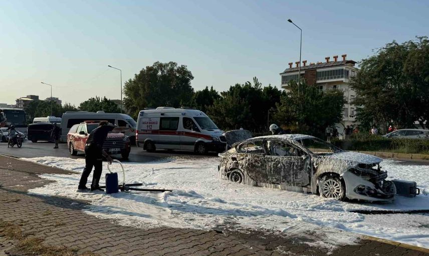 Serik'te seyir halindeki lpg'li otomobil aniden alev aldı: dört kişi yaralandı