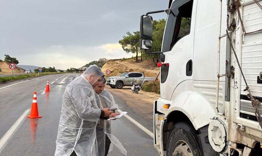 Yağmura rağmen mersin'de orman emvali taşıyan araçlara sıkı denetim