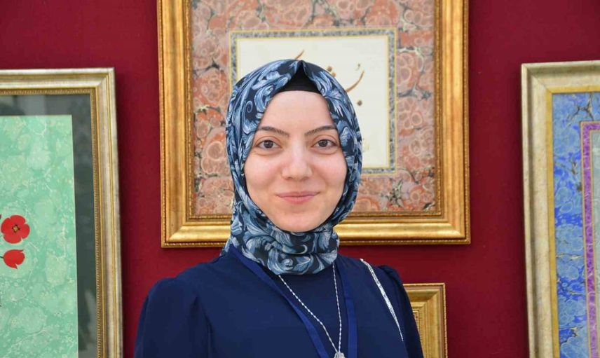 Lisede başlayan serüven: Büşra Sayi Çelik su yüzeyinde ebru sanatını sergiledi