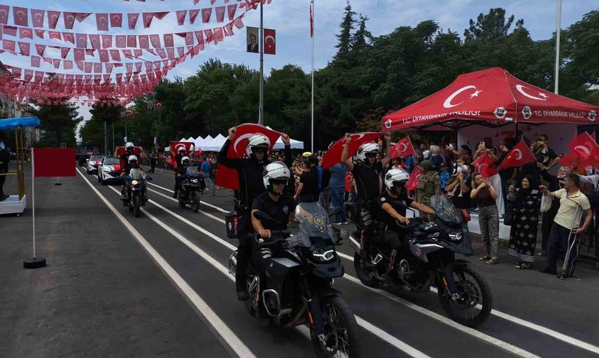 Diyarbakır’da 30 Ağustos coşkusu: anıta çelenk sunumundan birlik geçişine