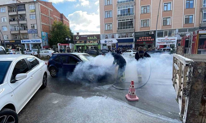 Karaman'da yolda kalan otomobil alev aldı; mahalle sakinleri söndürme çalışmalarını izledi