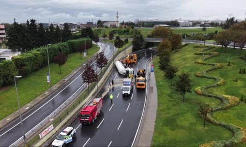 Bakırköy'de devrilen LNG tankeri 5 saat süren çalışmayla kaldırıldı