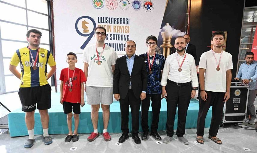 Malatya'da zekanın gücü: uluslararası altın kayısı satranç turnuvası ödüllerini verdi